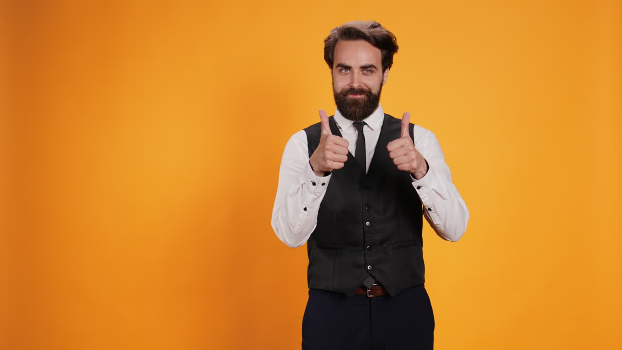 el camarero satisfecho hace un gesto positivo.