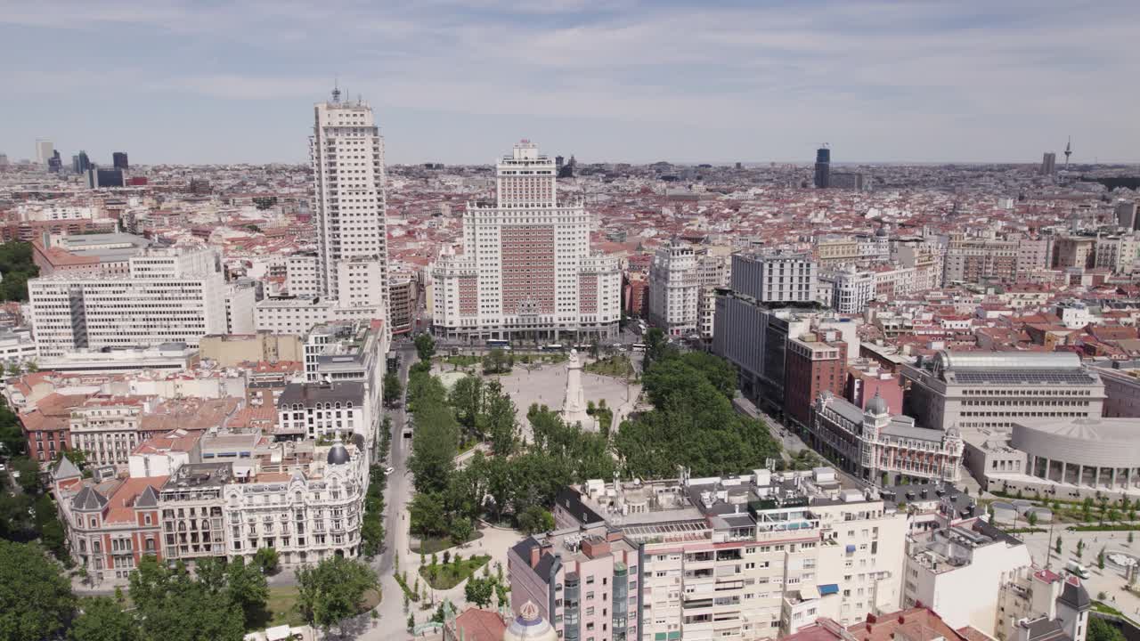 Ripresa aerea orbitante su Plaza de España nel centro di Madrid, Spagna.
