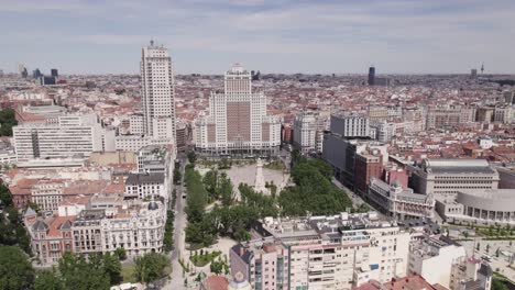 tomada en órbita aérea sobre la plaza de españa en el centro de madrid, españa