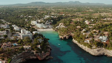 Santanyi-Beach-–-Entspannter-Urlaubsstrand-An-Der-Cala-Santanyi-Auf-Mallorca,-Spanien