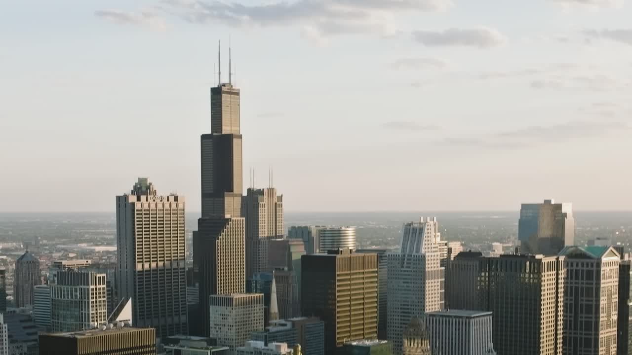 Vista dello skyline di Chicago dall'alto, illuminato dalla luce serale sulla città