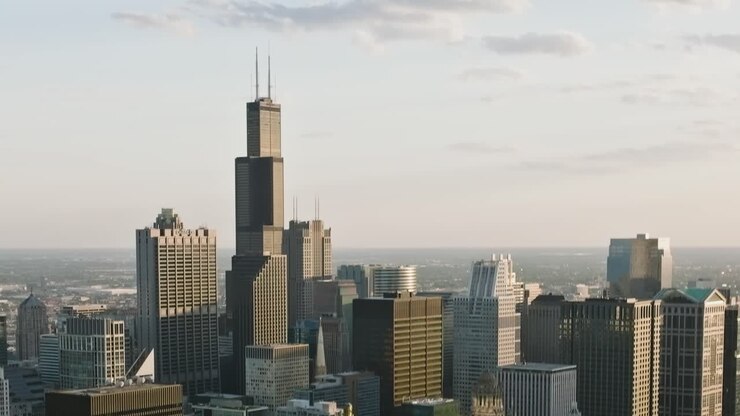 Vista do horizonte de Chicago do alto sob a luz da noite sobre a cidade