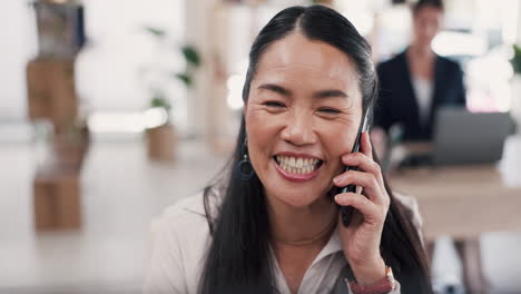 Geschäft,-Telefonanruf-Und-Asiatische-Frau-Mit-Lächeln