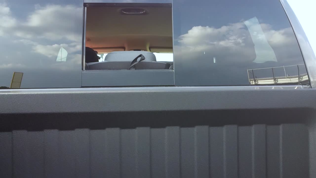 un dron realiza su proceso de aterrizaje en la cama de un camión