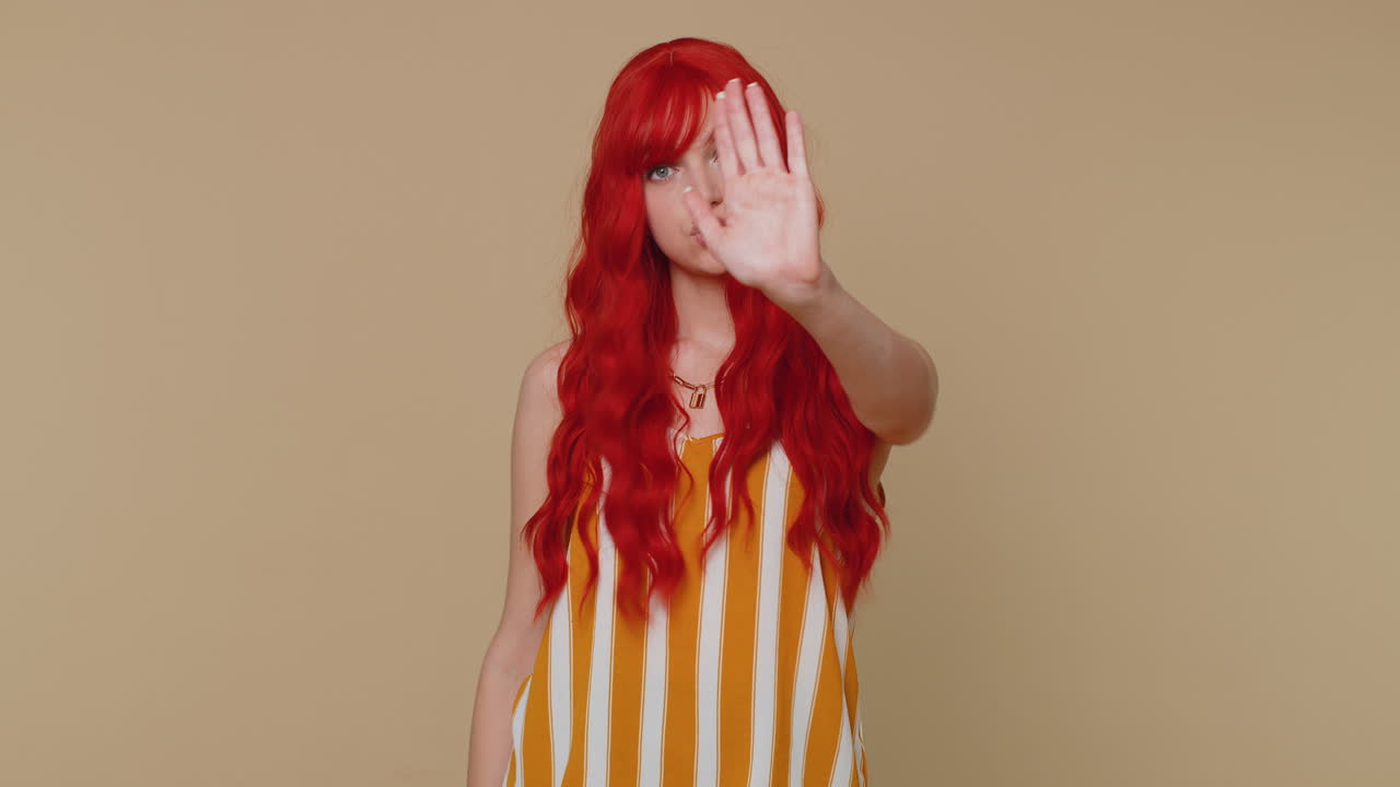 소녀는 말합니다. 아니요. 손바닥을 접고 손을 쳐서 멈추는 제스처, 마무리 경고, 접근 금지