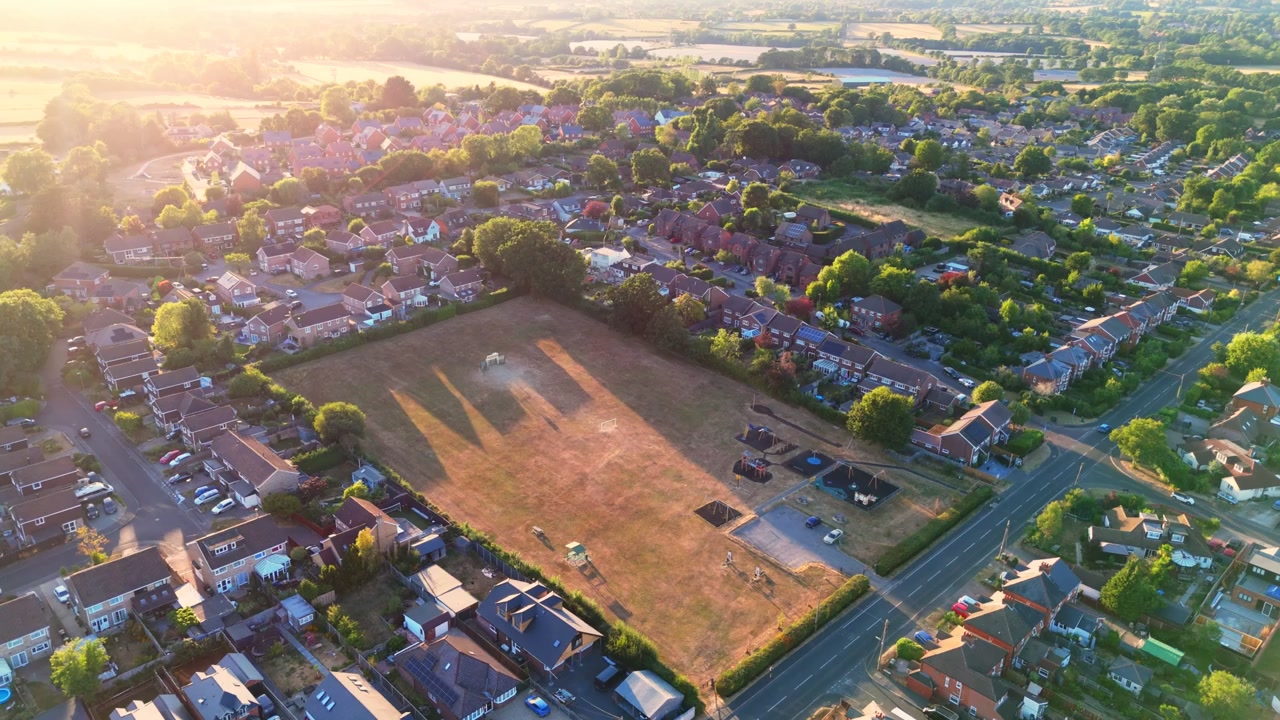 Waltham Chase è un villaggio semi-rurale nell'Hampshire, Inghilterra, situato nella Meon Valley vicino a Bishop's Waltham e Southampton, caratterizzato da tranquille zone residenziali e terreni agricoli circostanti