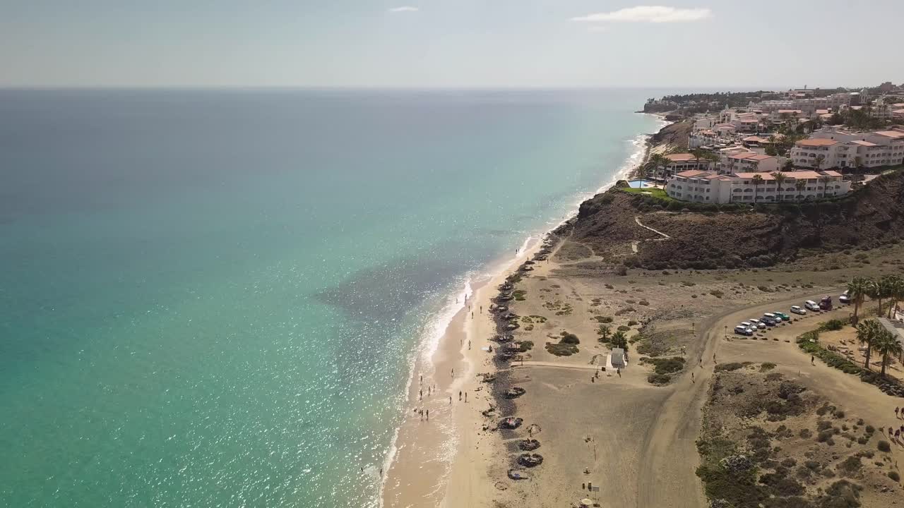 vista aérea de la pintoresca playa en la isla canaria de fuerteventura durante un día soleado
