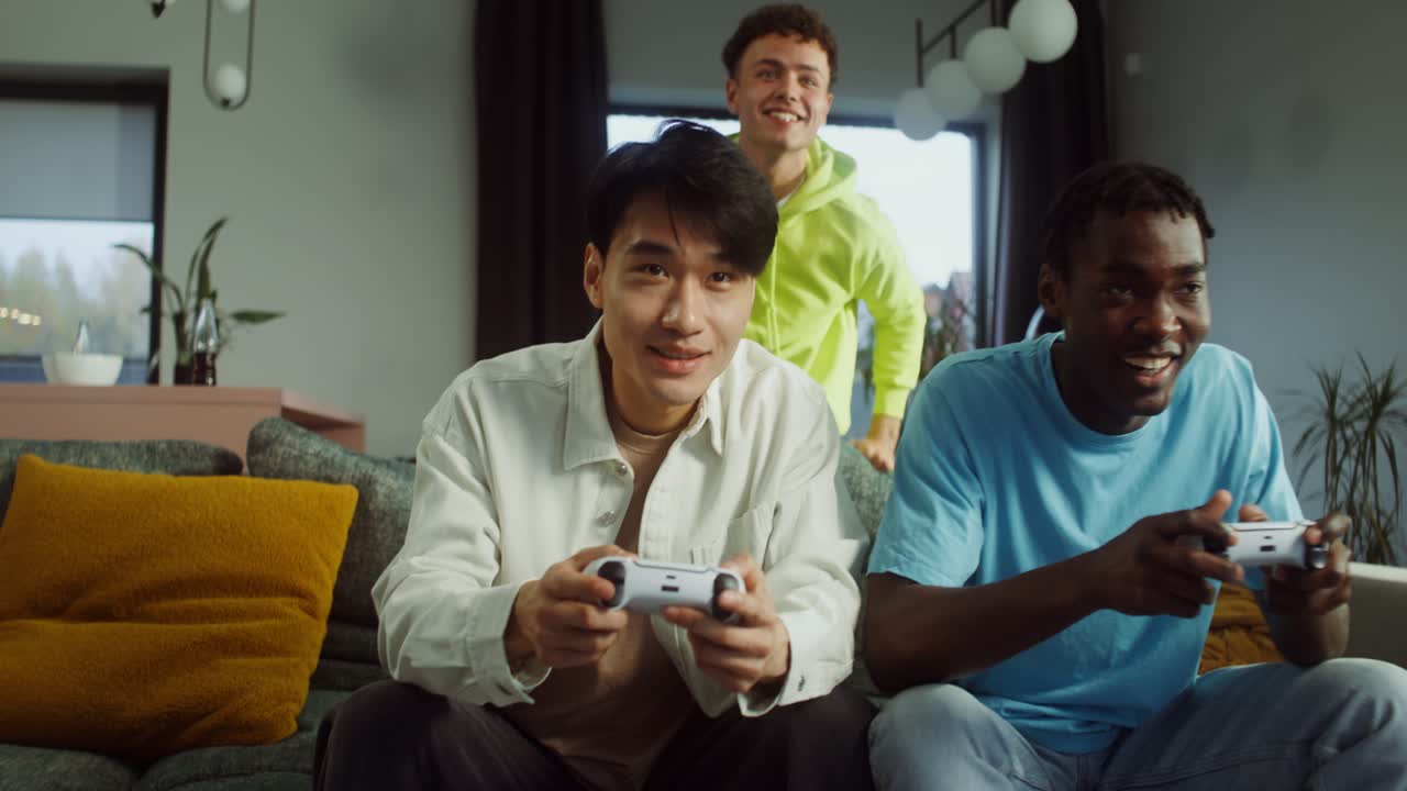 친구 들 이 집 에서 비디오 게임 을 하고 있다