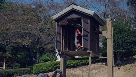 La-Criatura-Tengu-Vuela-Sobre-El-Parque-Tsujikawayama-En-Fukusaki,-Japón.