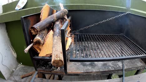 Video-Von-Brennholz,-Das-An-Einem-Sonnigen-Tag-Auf-Dem-Grill-Verbrannt-Wird,-Um-Fleisch-Zuzubereiten