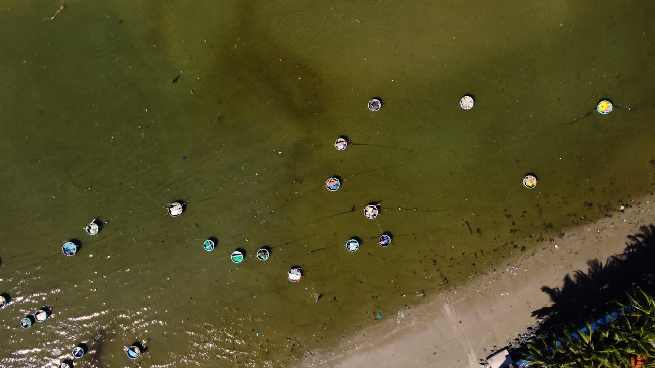 해변 가까이에 정박해 있는 전통적인 둥근 바구니 배