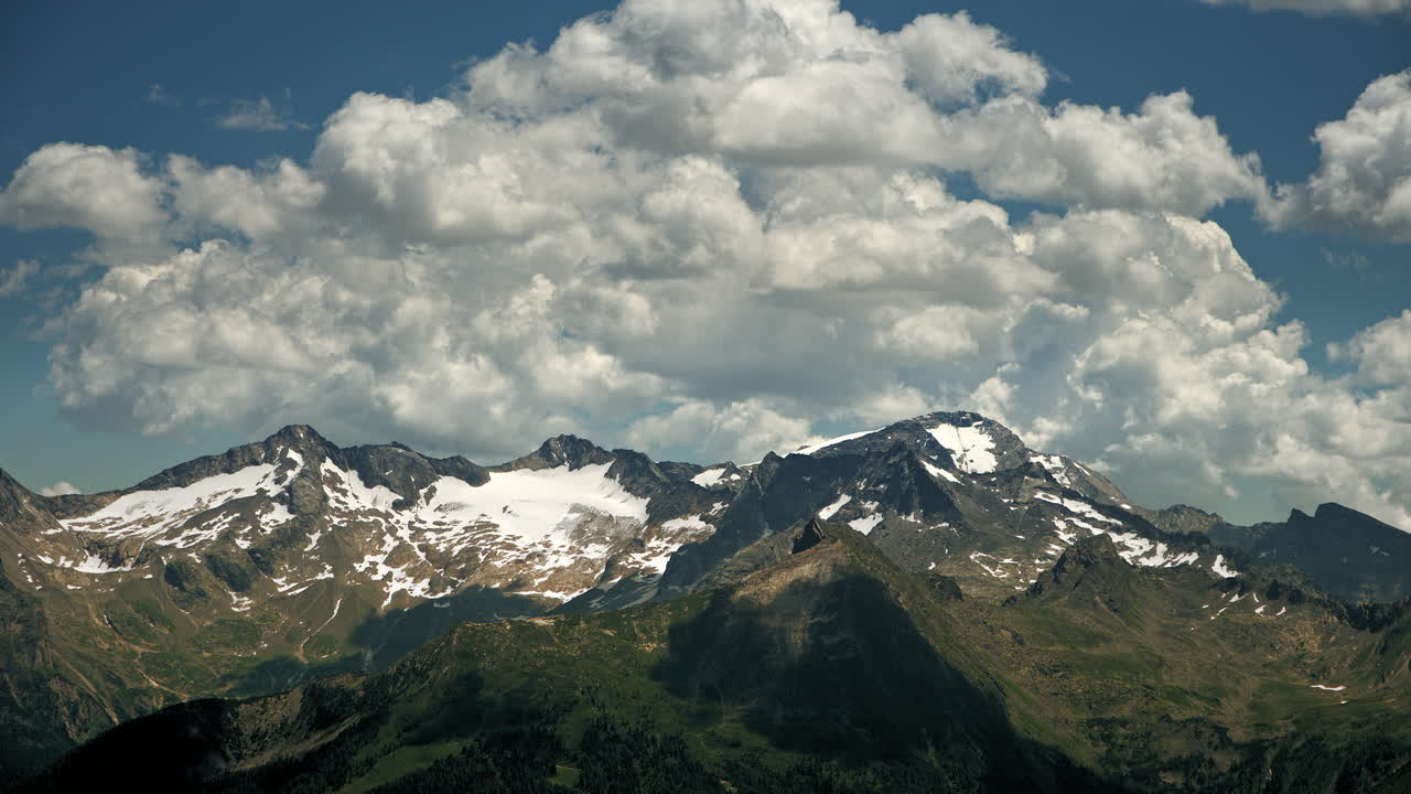 timelapse de montañas y un cielo nublado