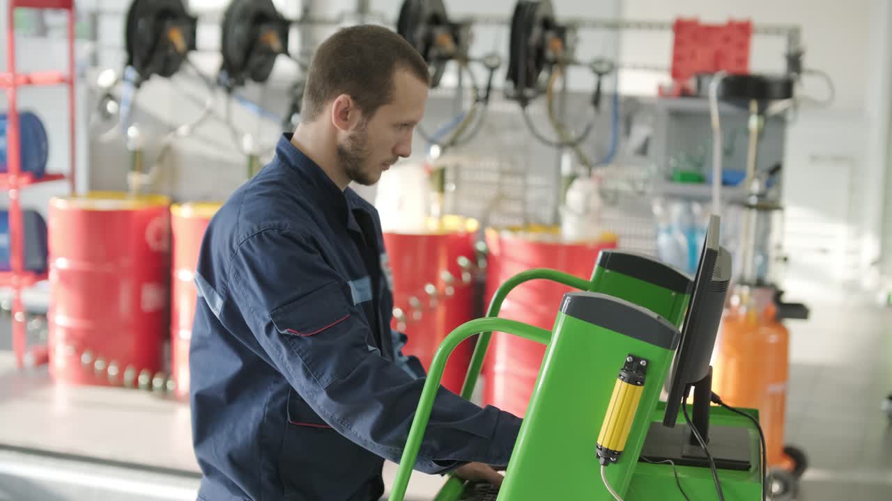 Mecánicos automotrices realizando diagnósticos de vehículos en un ordenador.