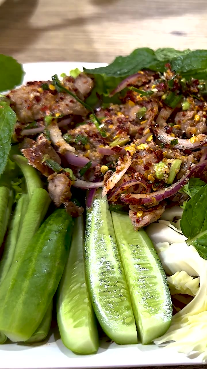Delicioso prato tailandês com vegetais frescos