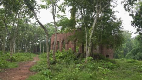 la fábrica de nilakuti o índigo construida durante el dominio británico hoy se encuentra en un estado en ruinas y abandonado en el bosque
