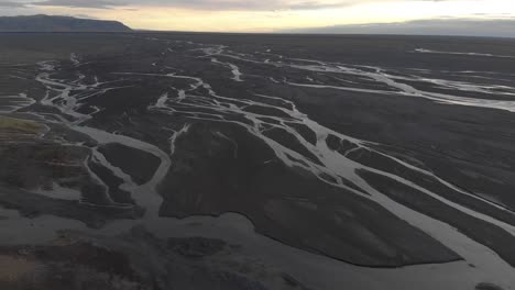 Sobrevuelo-Aéreo-De-Ríos-Glaciares-Con-Un-Sol-Bajo-De-Verano