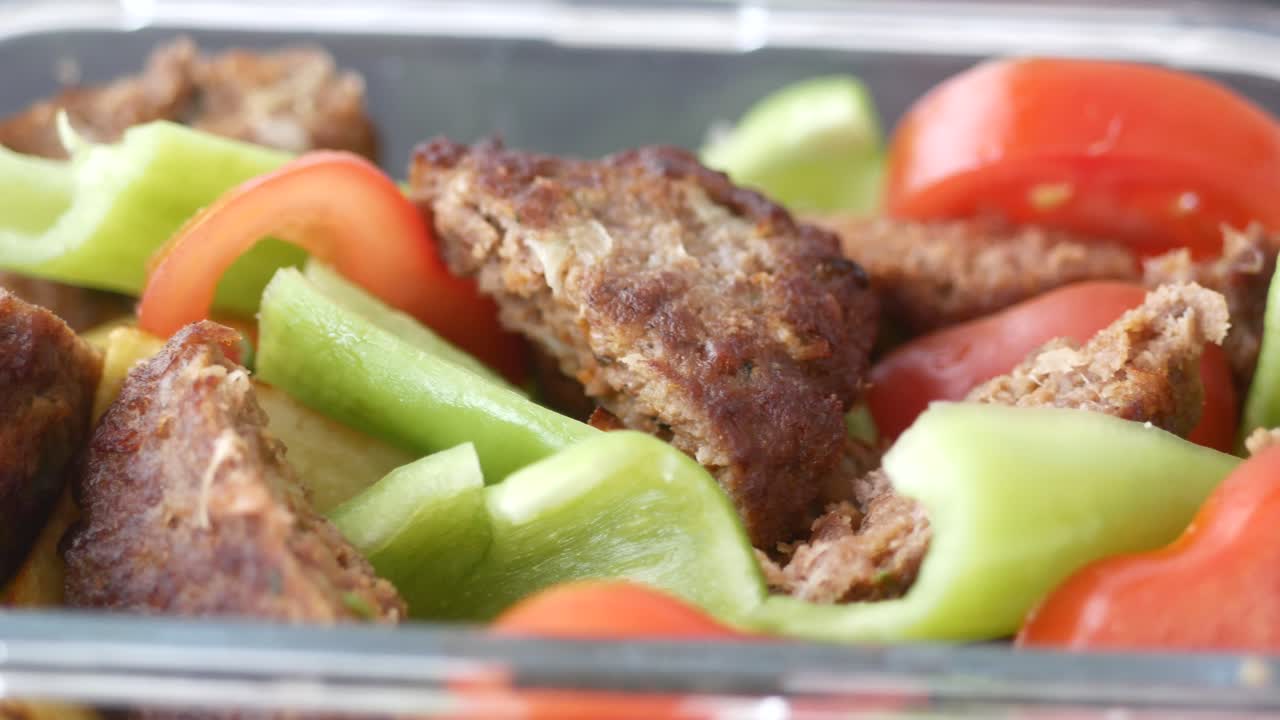 deliciosas albóndigas con tomates y pimientos verdes