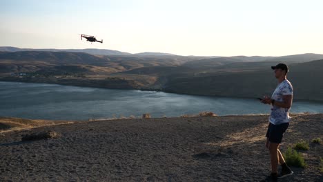 Ein-Typ,-Der-Eine-Drohne-Fliegt