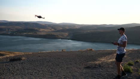 un chico volando un dron
