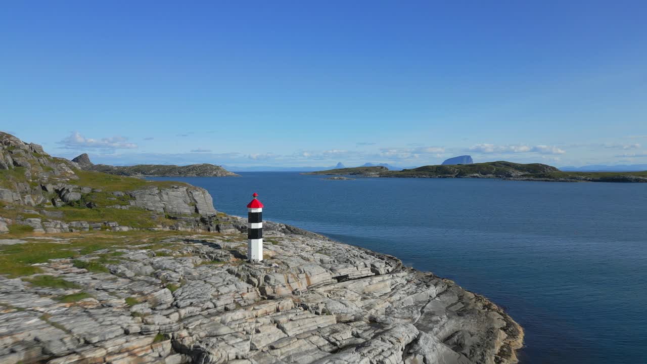 바다와 섬들 사이를 가로지르는 빛의 등대
