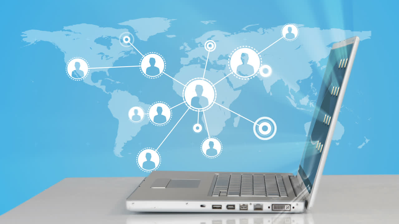 siluetas de hombres apareciendo desde la computadora portátil