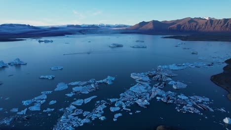 Icebergs-De-La-Laguna-Jokulsarlon-Durante-La-Tranquila-Puesta-De-Sol---Plataforma-Rodante-Aérea-Lateral