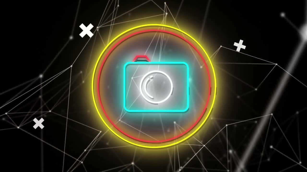 red de conexiones a través del icono de la cámara de neón contra un fondo negro