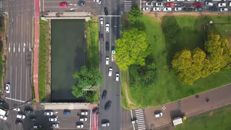 vista superior del dron de la avenida con el río en el medio que muestra el atasco de tráfico en brasil