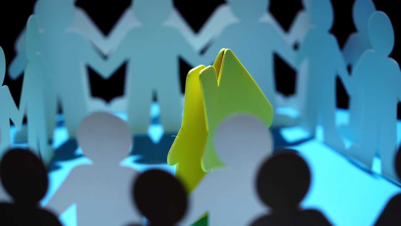 종이 체인 종이 인형으로 둘러싸인 모델 하우스