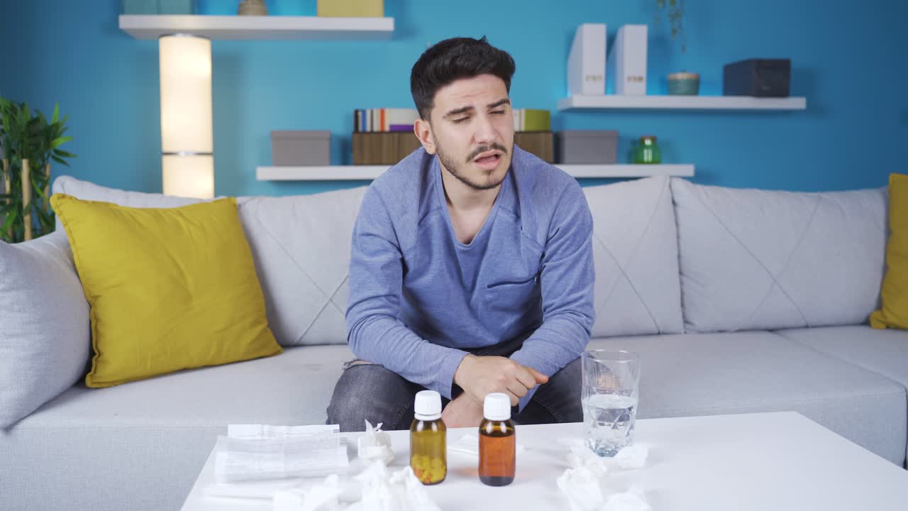 salud, gripe y concepto de la gente. joven enfermo descansando en casa.