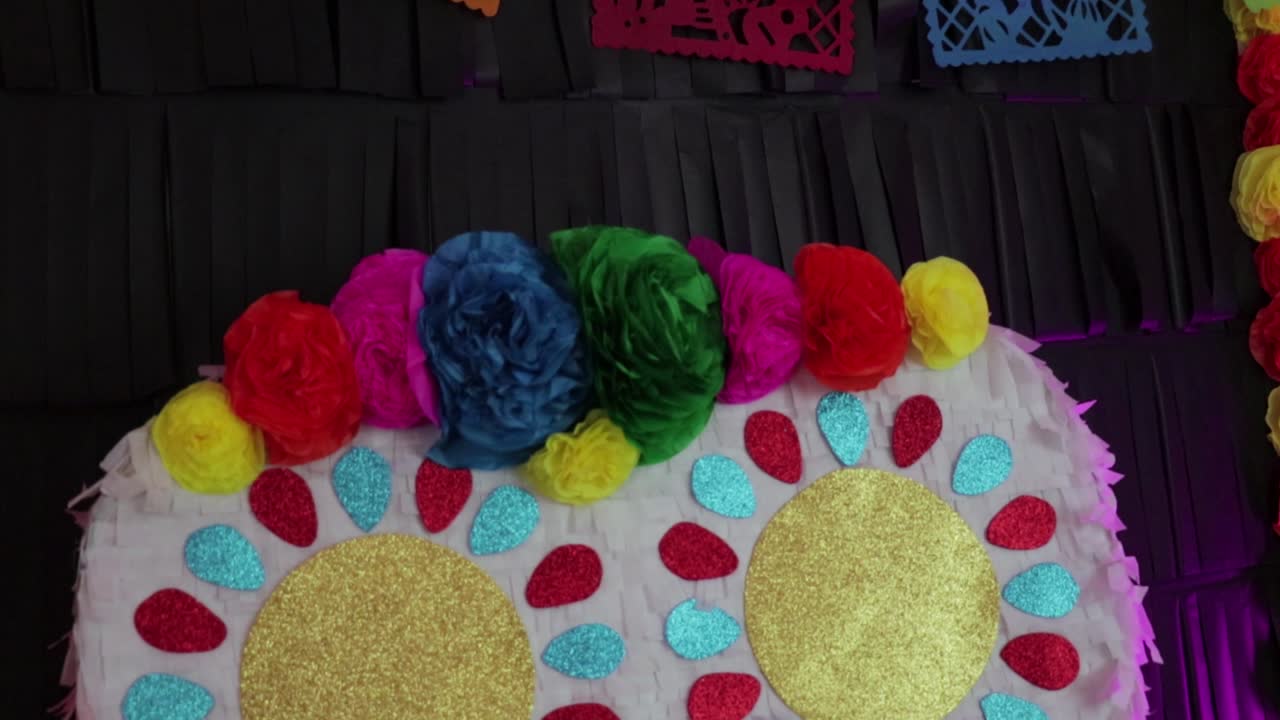 Grande piñata per il Giorno dei Morti