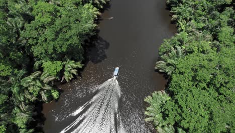 Lancha-Con-Techo-Navegando-En-El-Río-De-La-Selva-Tropical-En-Costa-Rica