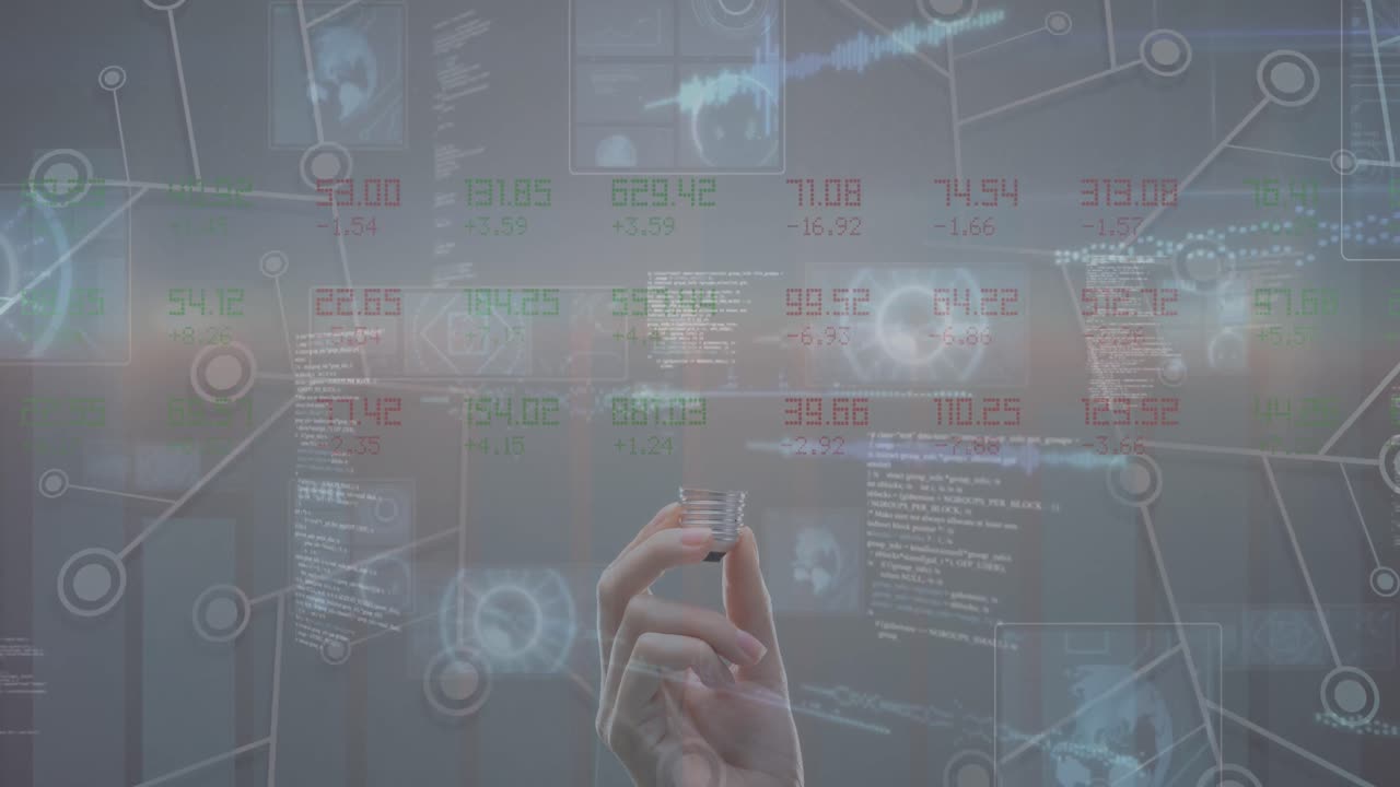 전구를 들고 있는 백인 여성의 손 위에 있는 데이터 처리 애니메이션