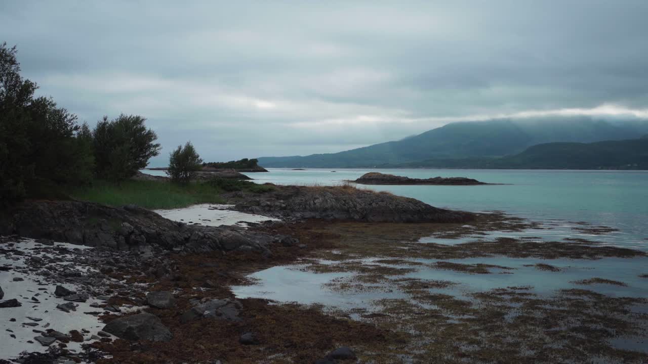 una vista panorámica de los stonglandshals en troms og finnmark, noruega - de cerca