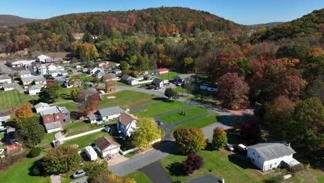 casas rurales de la comunidad americana en la región montañosa durante el otoño