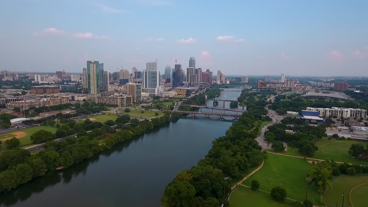 AÉREA: Aproximação lenta sobre Austin, Texas, em um lindo dia ensolarado.