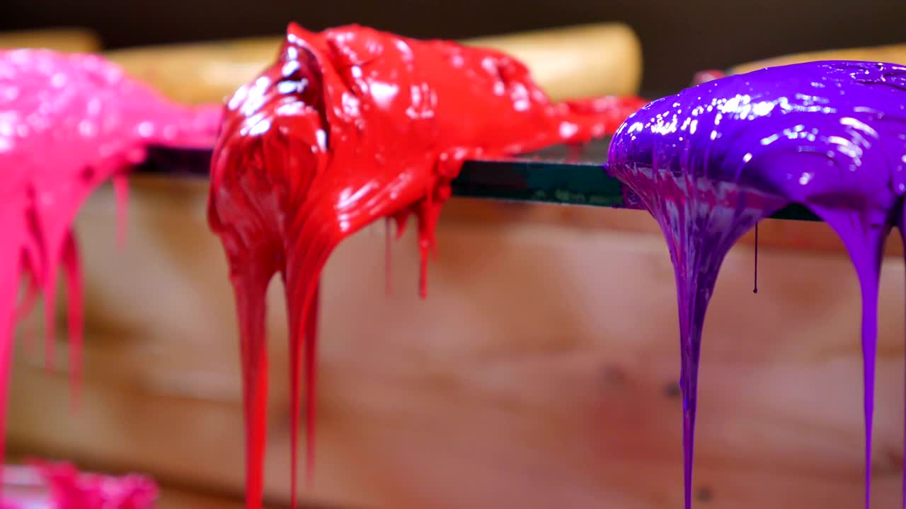 вблизи фиолетовые красные и розовые цвета капеют