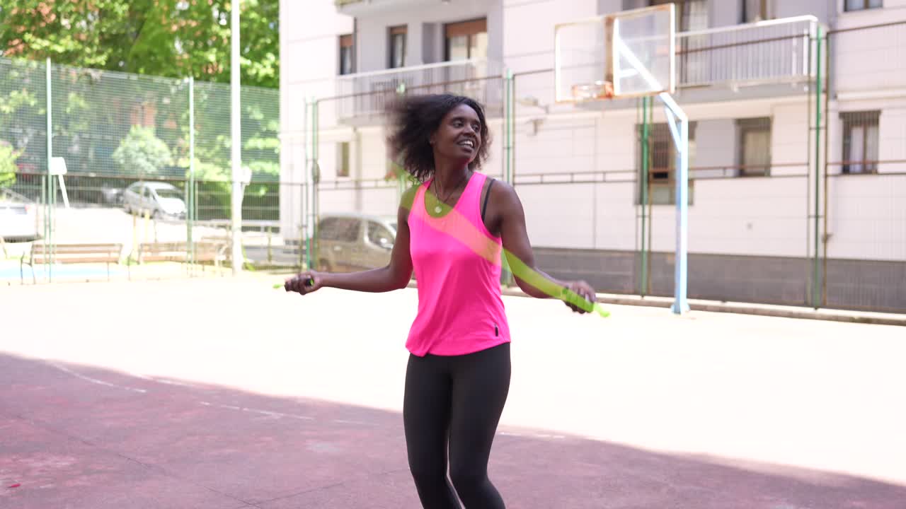 Donna che salta la corda su un campo da basket