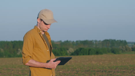 agricultor que utiliza una tableta en un campo