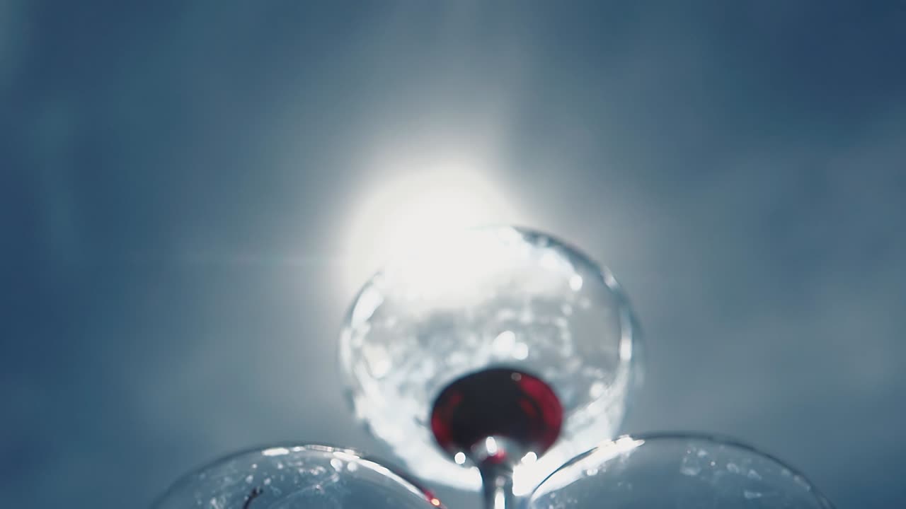 각 유리 안에는 체리 한 개가 있습니다.