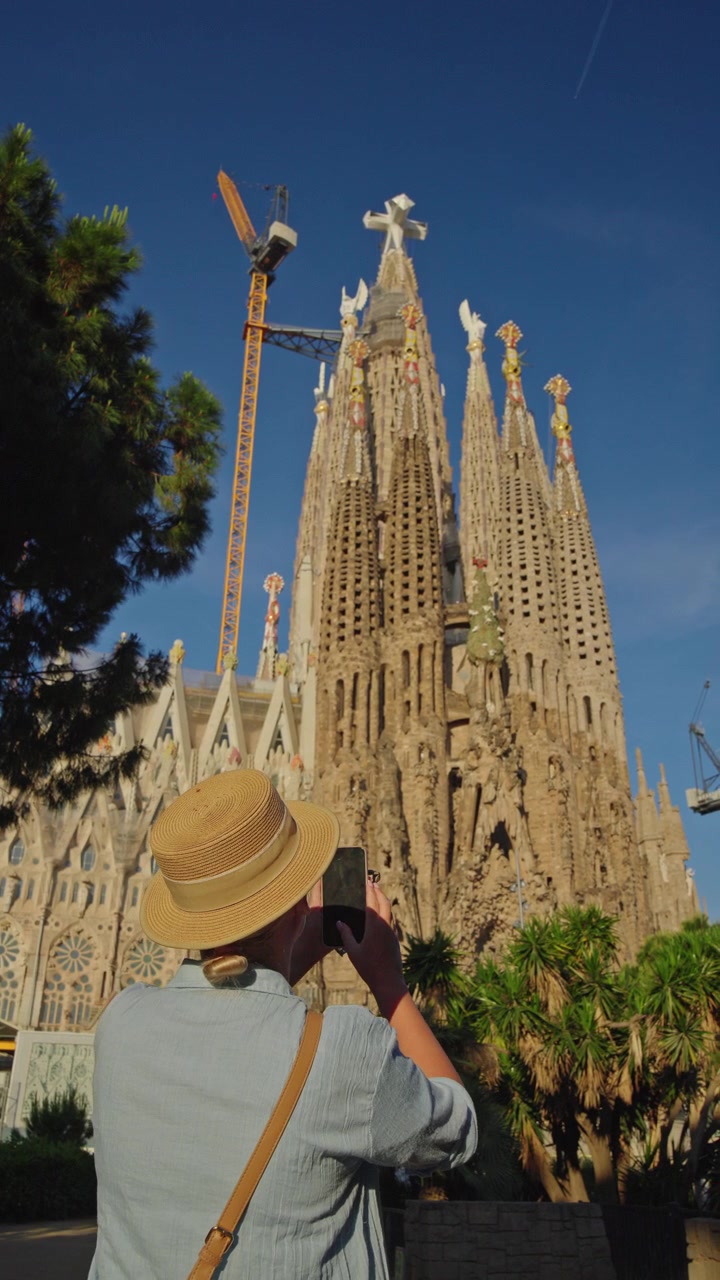 Mulher de Chapéu Fotografando a Sagrada Família em Barcelona
