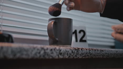 investigación forense de una taza