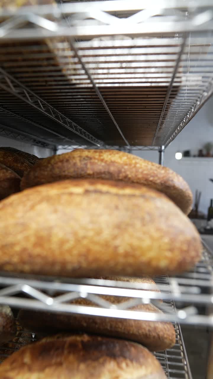 exhibición de pan en estanterías metálicas