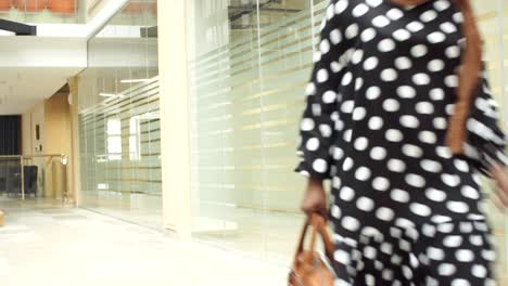 una joven mujer de negocios musulmana vestida con un vestido tradicional se apresura y se precipita al aeropuerto.