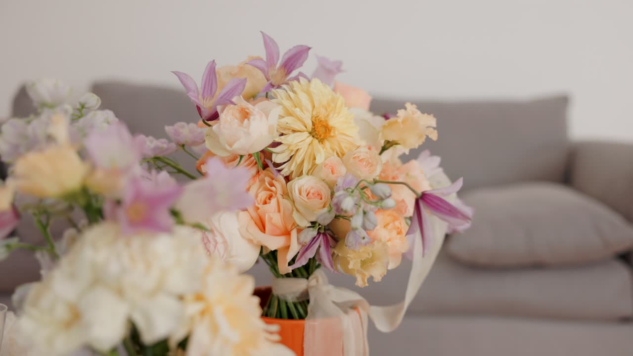 Um arranjo floral bonito e delicado com vários tipos de flores em casa. Foto com foco seletivo
