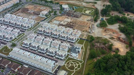 sobrevuelo aéreo, vistas a vista de pájaro capturando el proyecto semanja kajang, un vecindario residencial con filas de casas adosadas en construcción por yuwang group, malasia, sudeste asiático