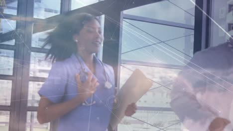 animación de conexiones a través de diversas mujeres y hombres médicos corriendo