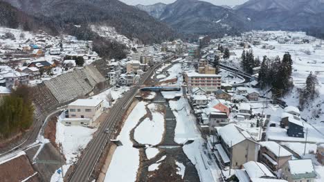 Vista-Aérea-De-La-Ciudad-De-Yamanouchi-En-Nagano,-Paisaje-Nevado-De-Japón