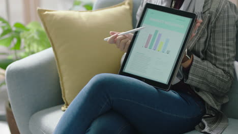 de cerca mujer de negocios musulmana manos usando una tableta presentando un proyecto de marketing compartiendo datos de investigación en la pantalla mostrando a sus colegas ideas creativas trabajando en la oficina presentación