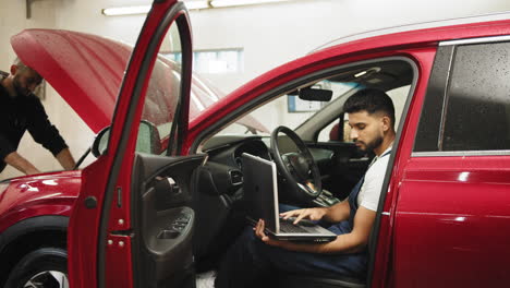 reparación de automóviles y diagnóstico en un garaje